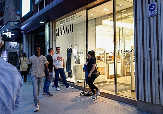 Clientes y viandantes a las puertas de la tienda Mango en la avenida Juan Carlos I.