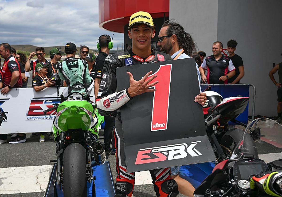 La sonrisa de la victoria. Jacobo Hinojosa celebra uno de sus triunfos de la Stock 600 en Navarra.