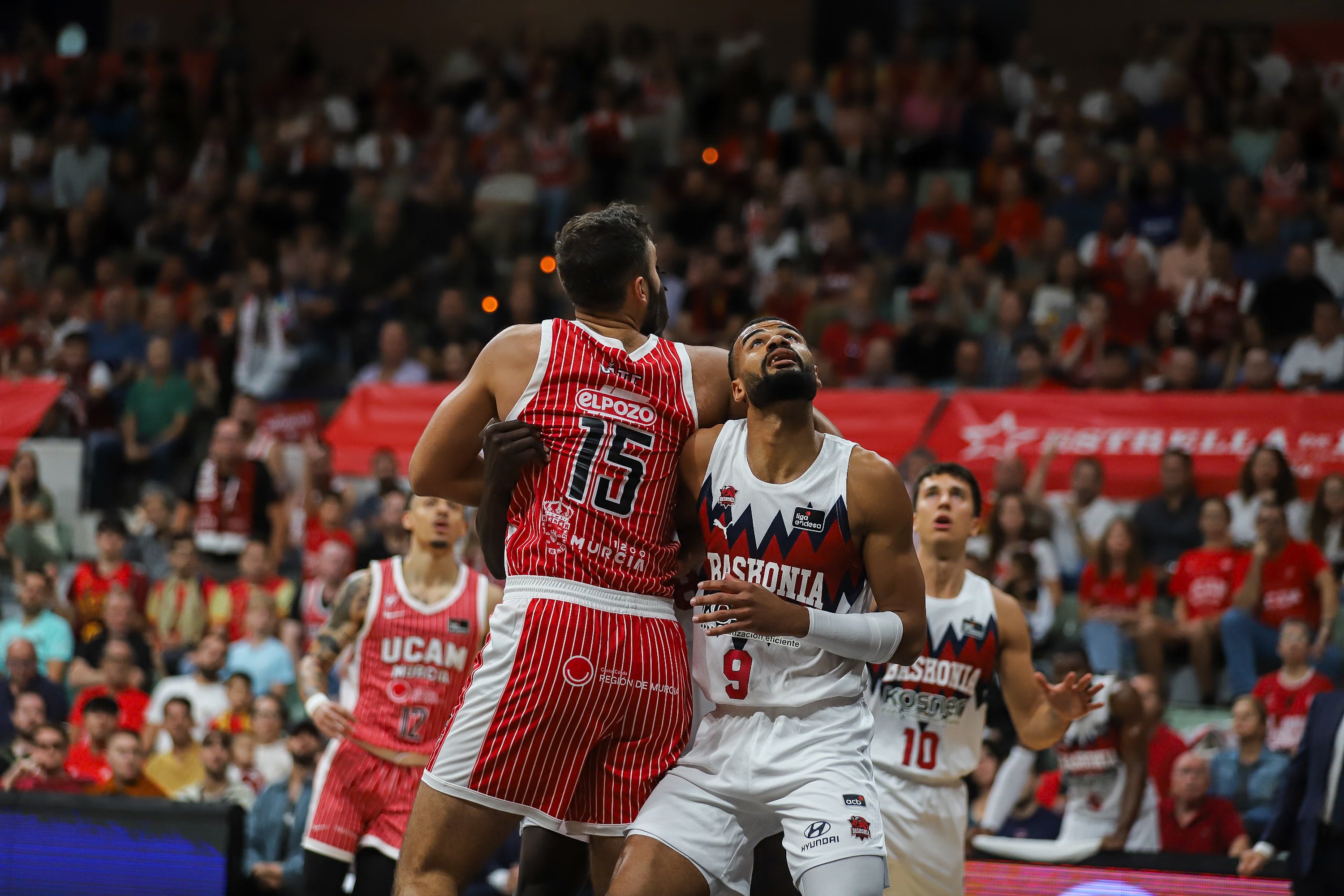 El UCAM Murcia se recompone en casa y vence al Baskonia, en imágenes