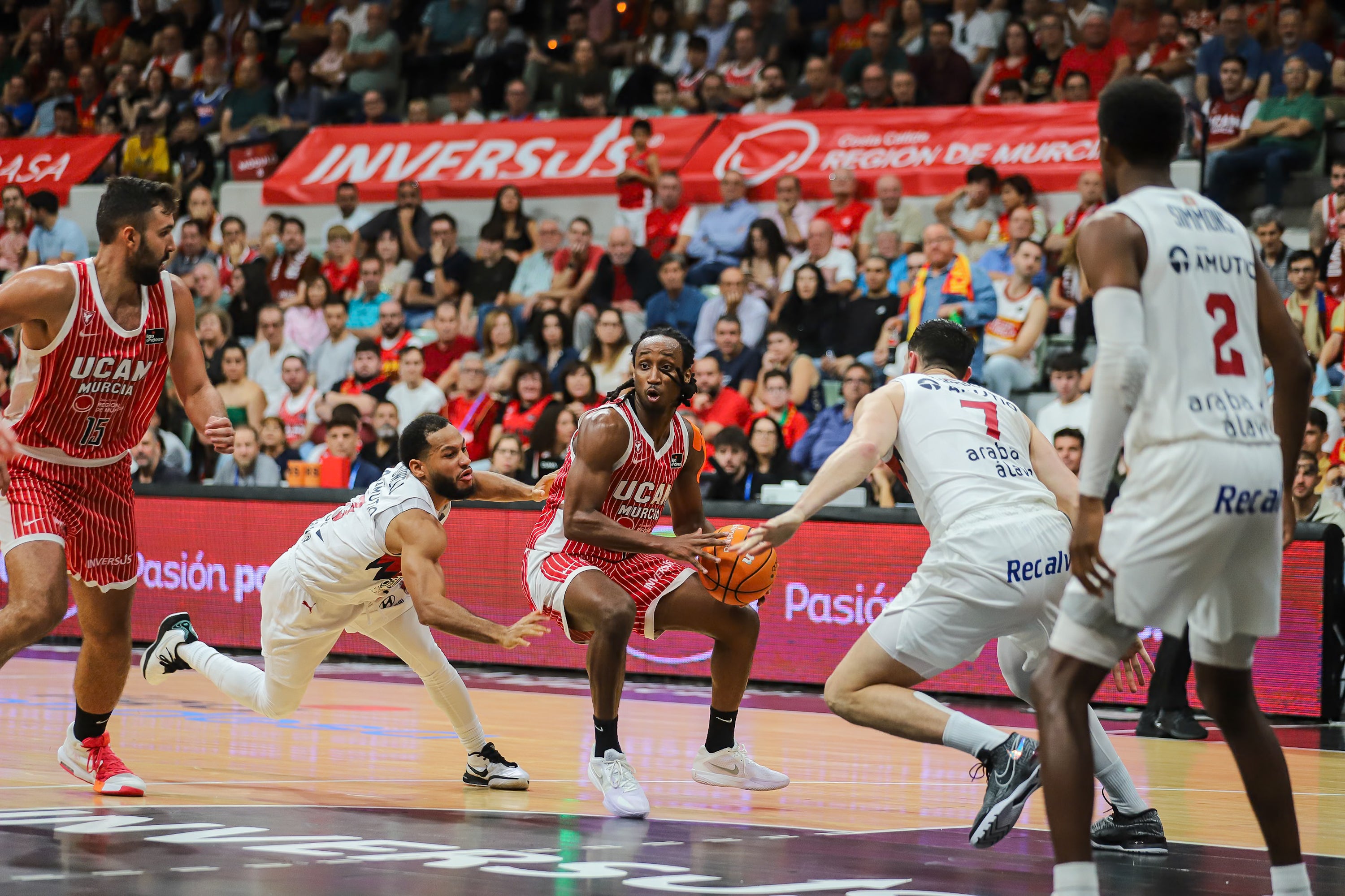 El UCAM Murcia se recompone en casa y vence al Baskonia, en imágenes