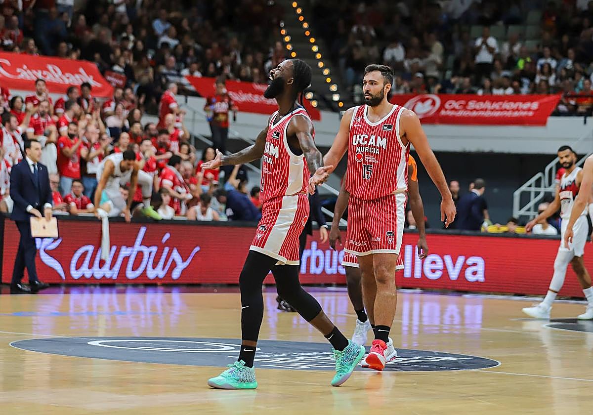 Sant-Roos celebrando una acción del partido.