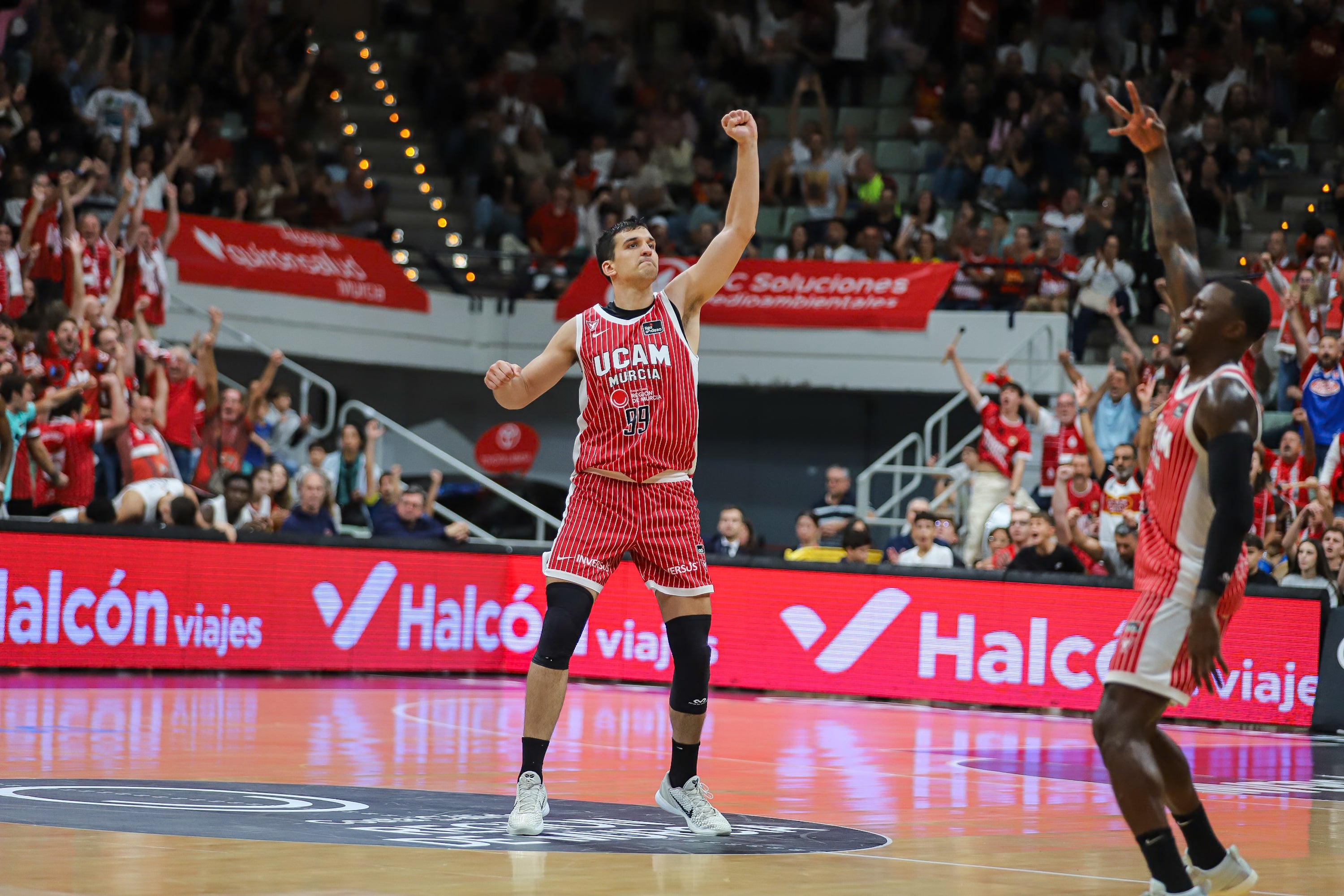 El UCAM Murcia se recompone en casa y vence al Baskonia, en imágenes