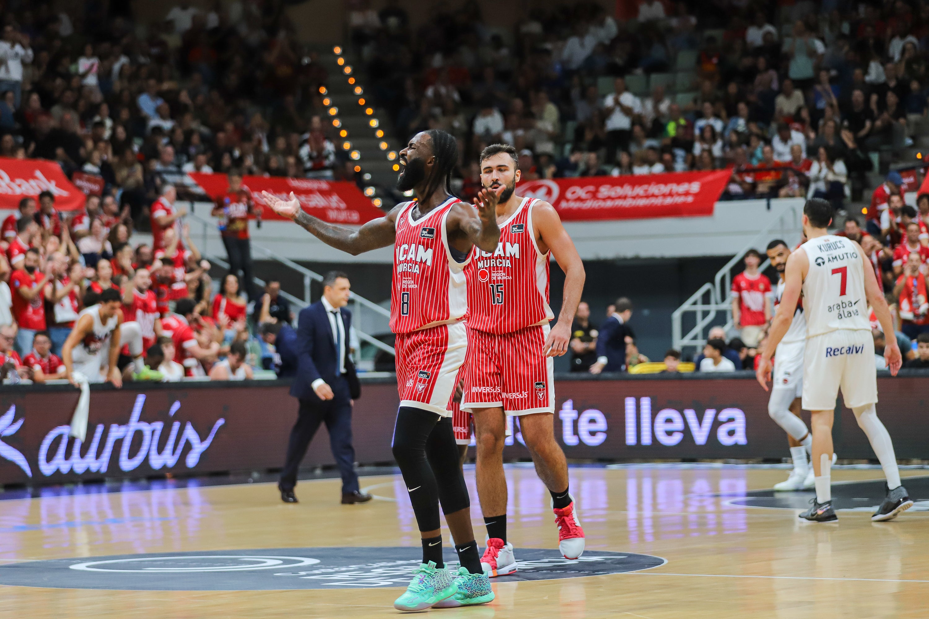 El UCAM Murcia se recompone en casa y vence al Baskonia, en imágenes