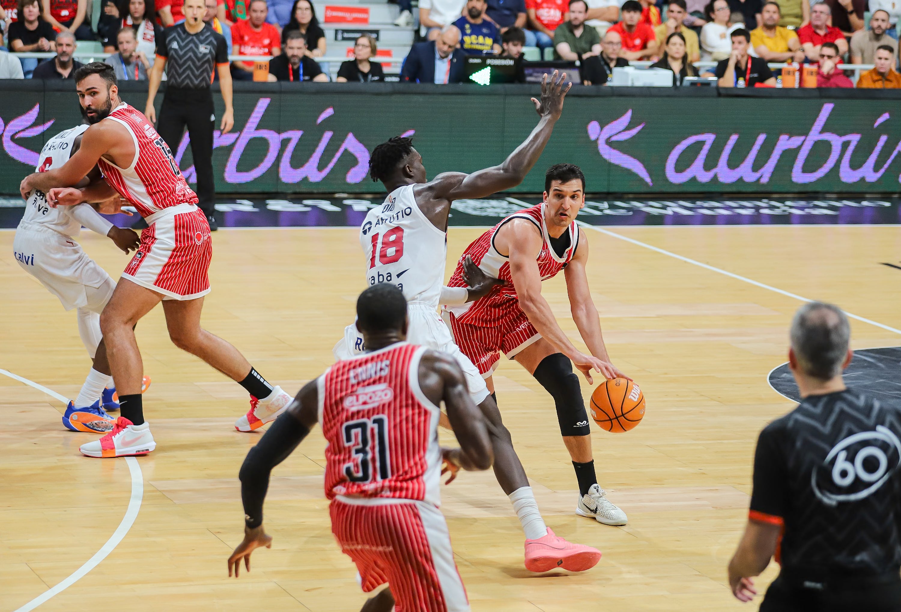El UCAM Murcia se recompone en casa y vence al Baskonia, en imágenes