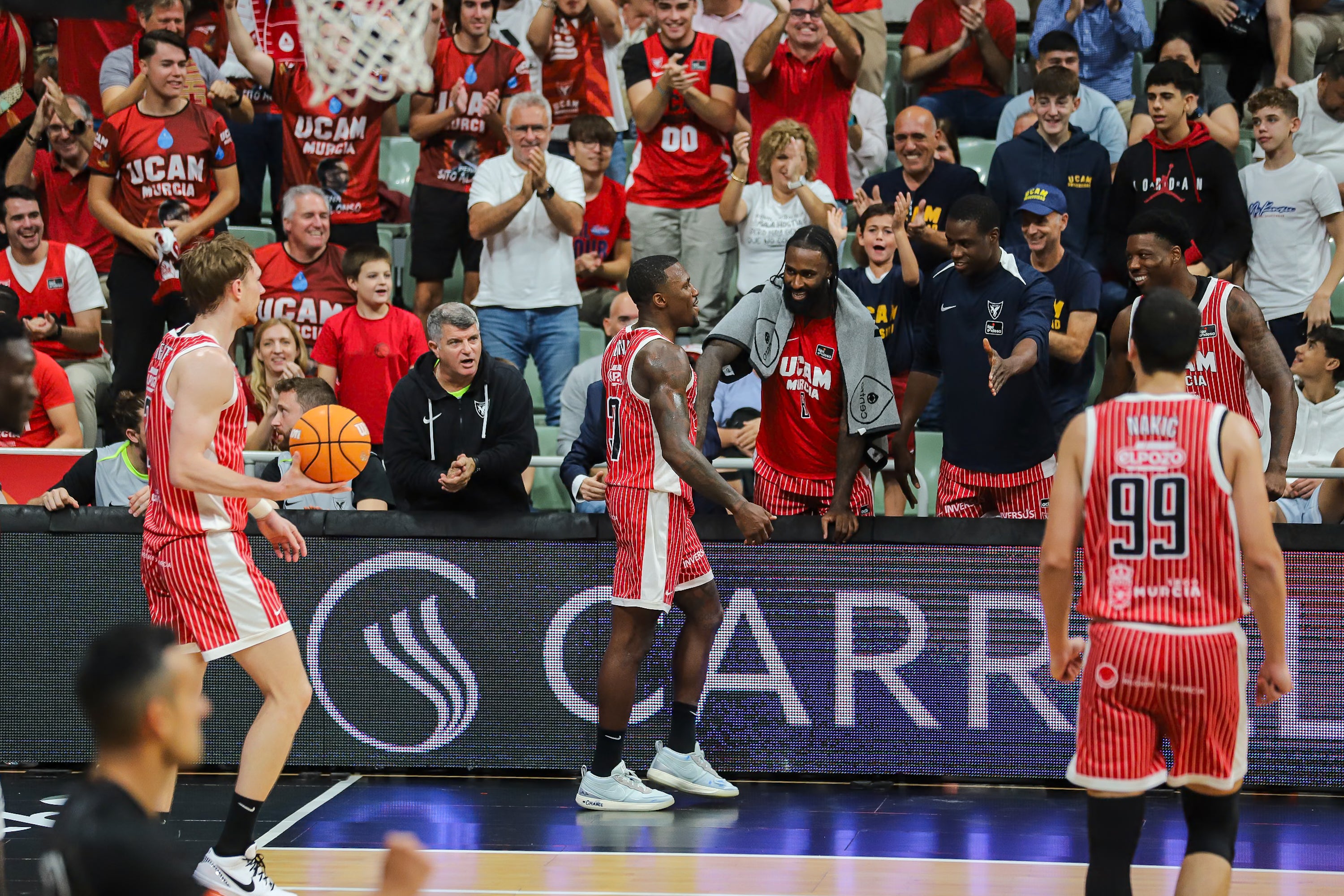 El UCAM Murcia se recompone en casa y vence al Baskonia, en imágenes