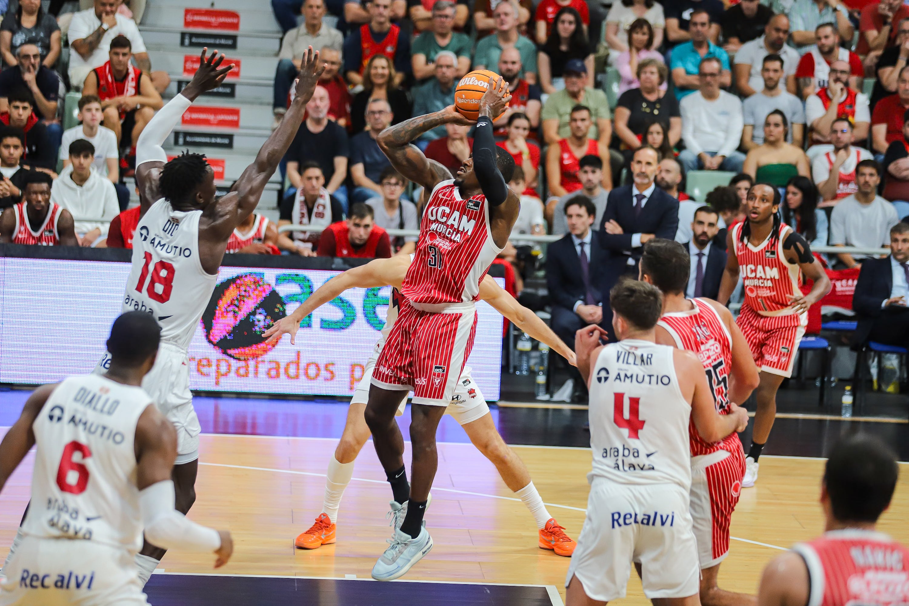 El UCAM Murcia se recompone en casa y vence al Baskonia, en imágenes