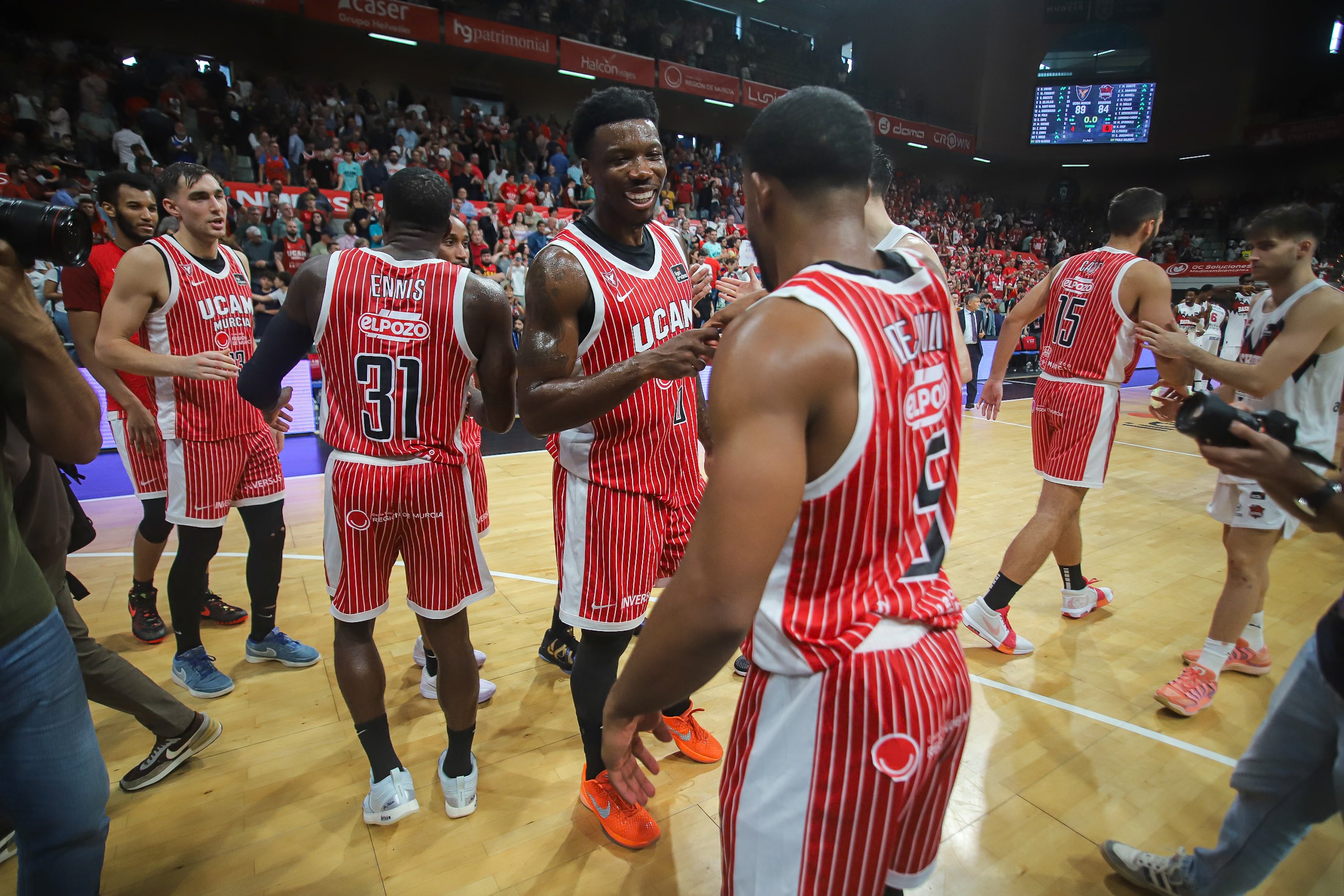 El UCAM Murcia se recompone en casa y vence al Baskonia, en imágenes