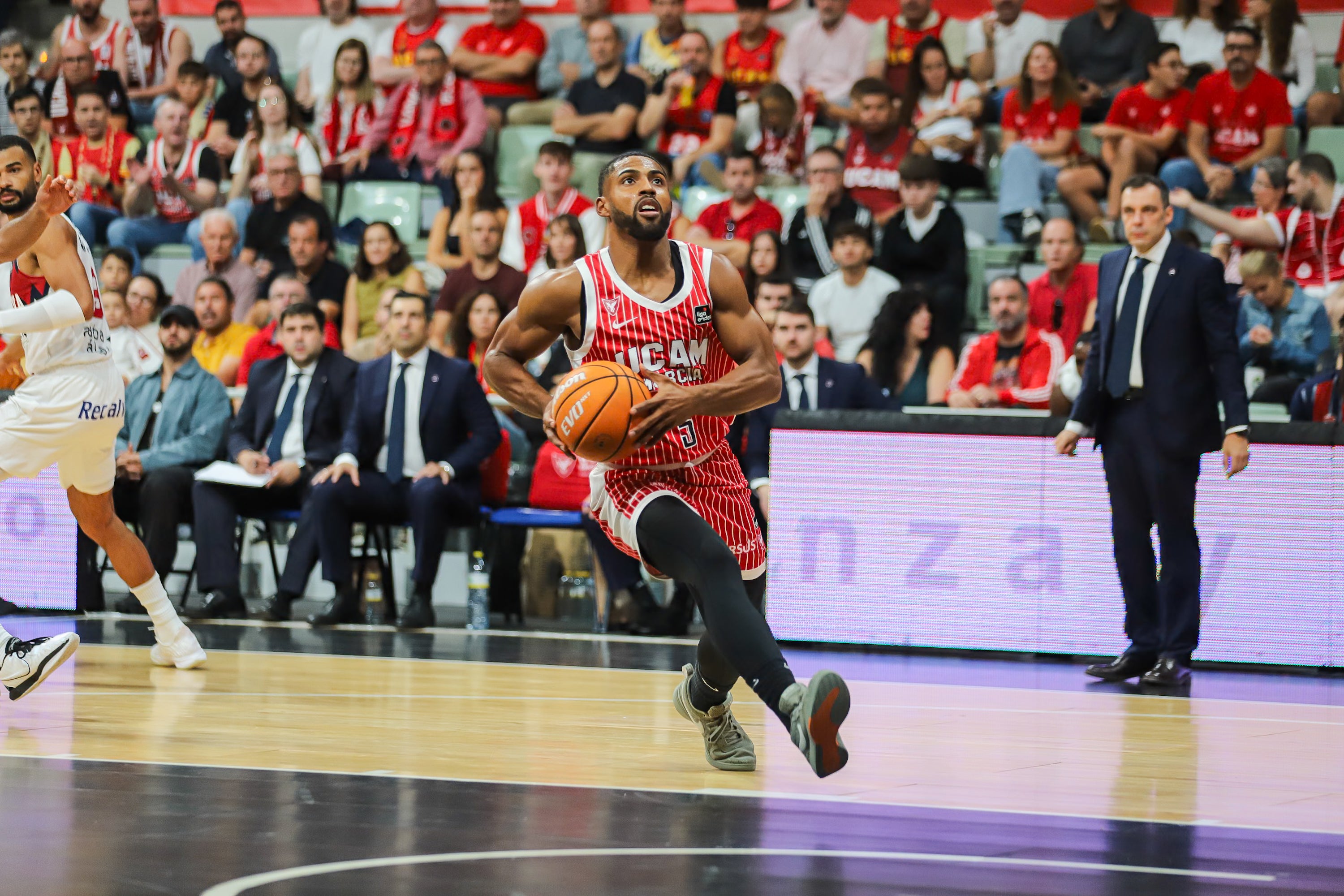 El UCAM Murcia se recompone en casa y vence al Baskonia, en imágenes