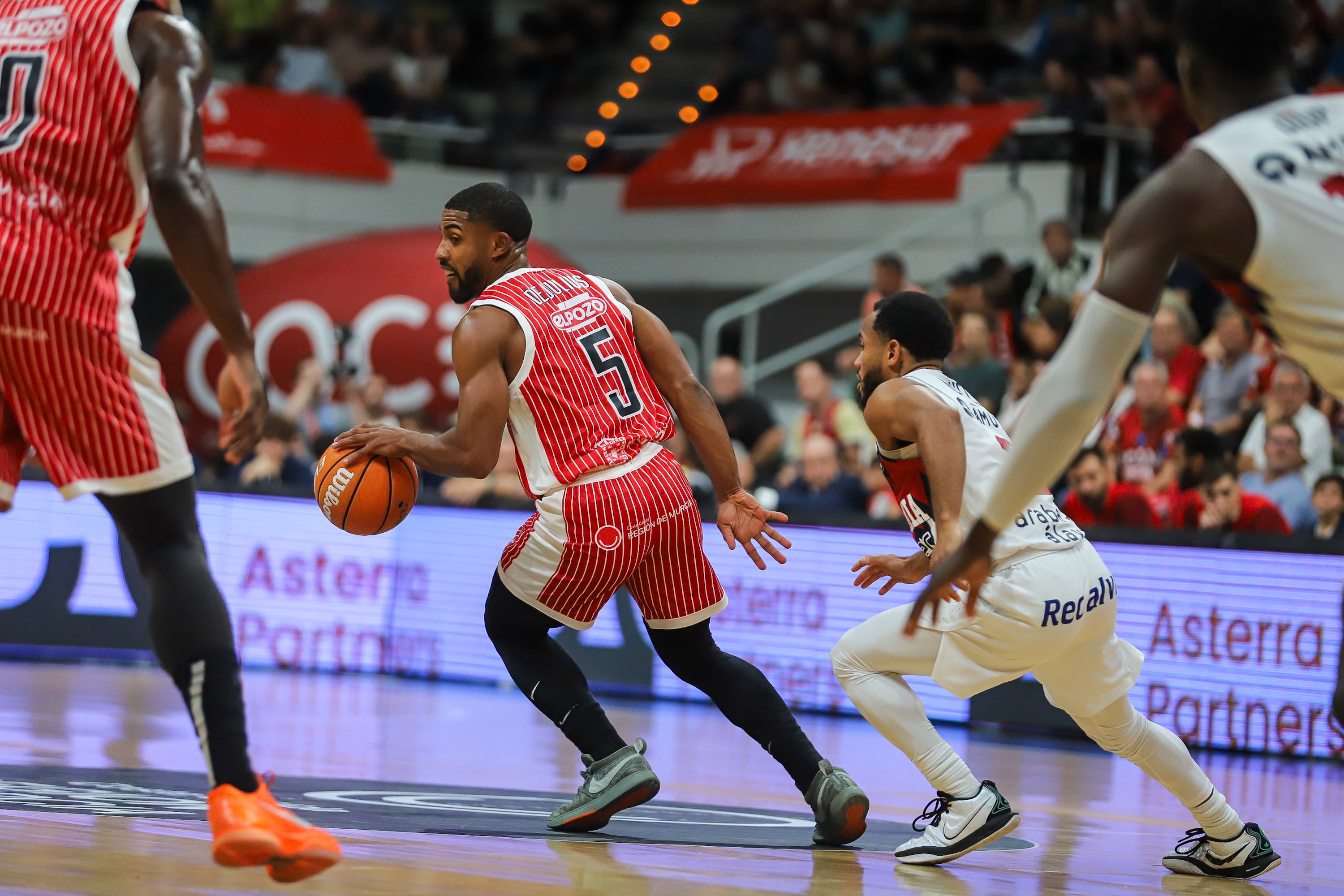 El UCAM Murcia se recompone en casa y vence al Baskonia, en imágenes