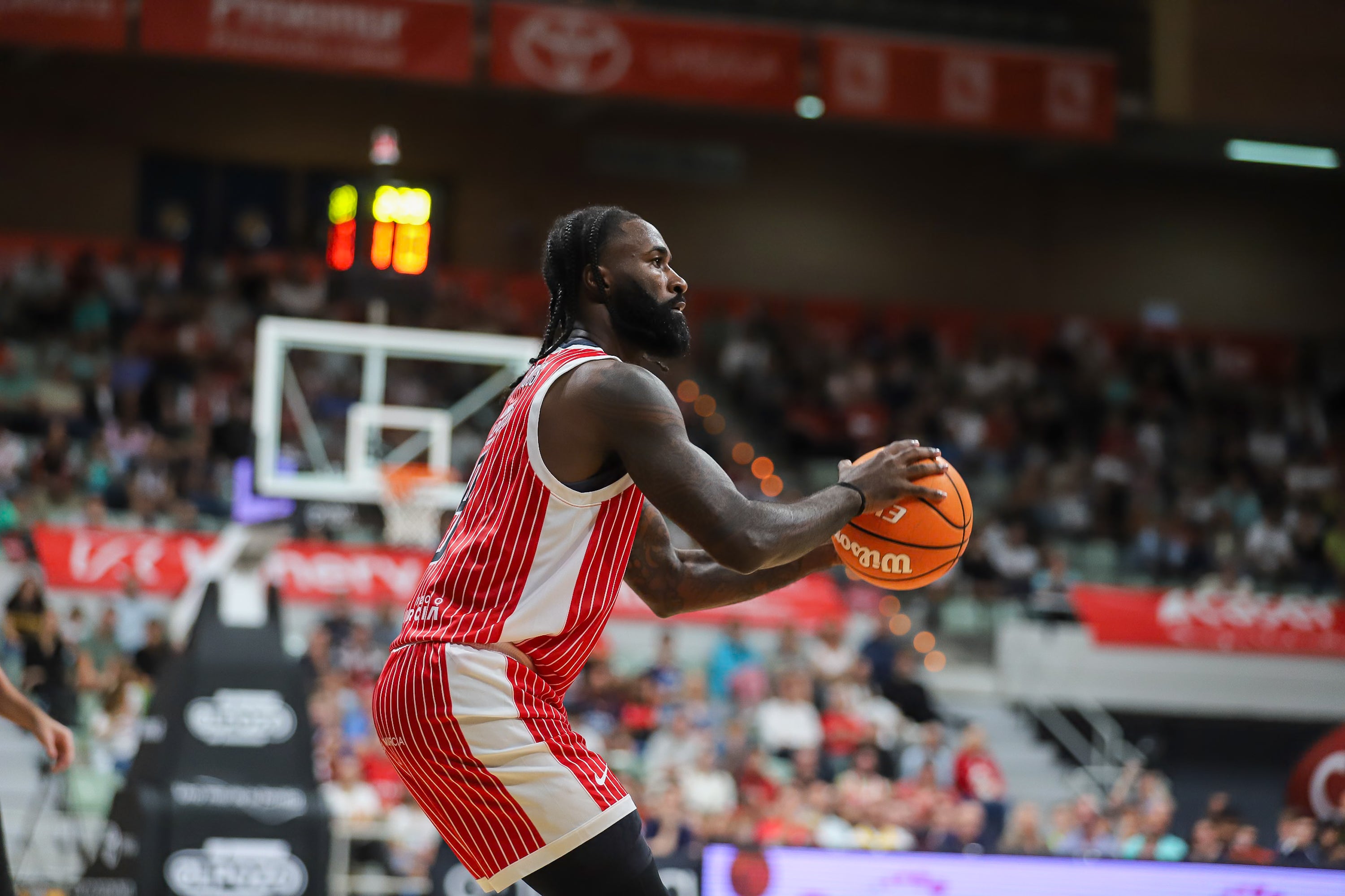 El UCAM Murcia se recompone en casa y vence al Baskonia, en imágenes