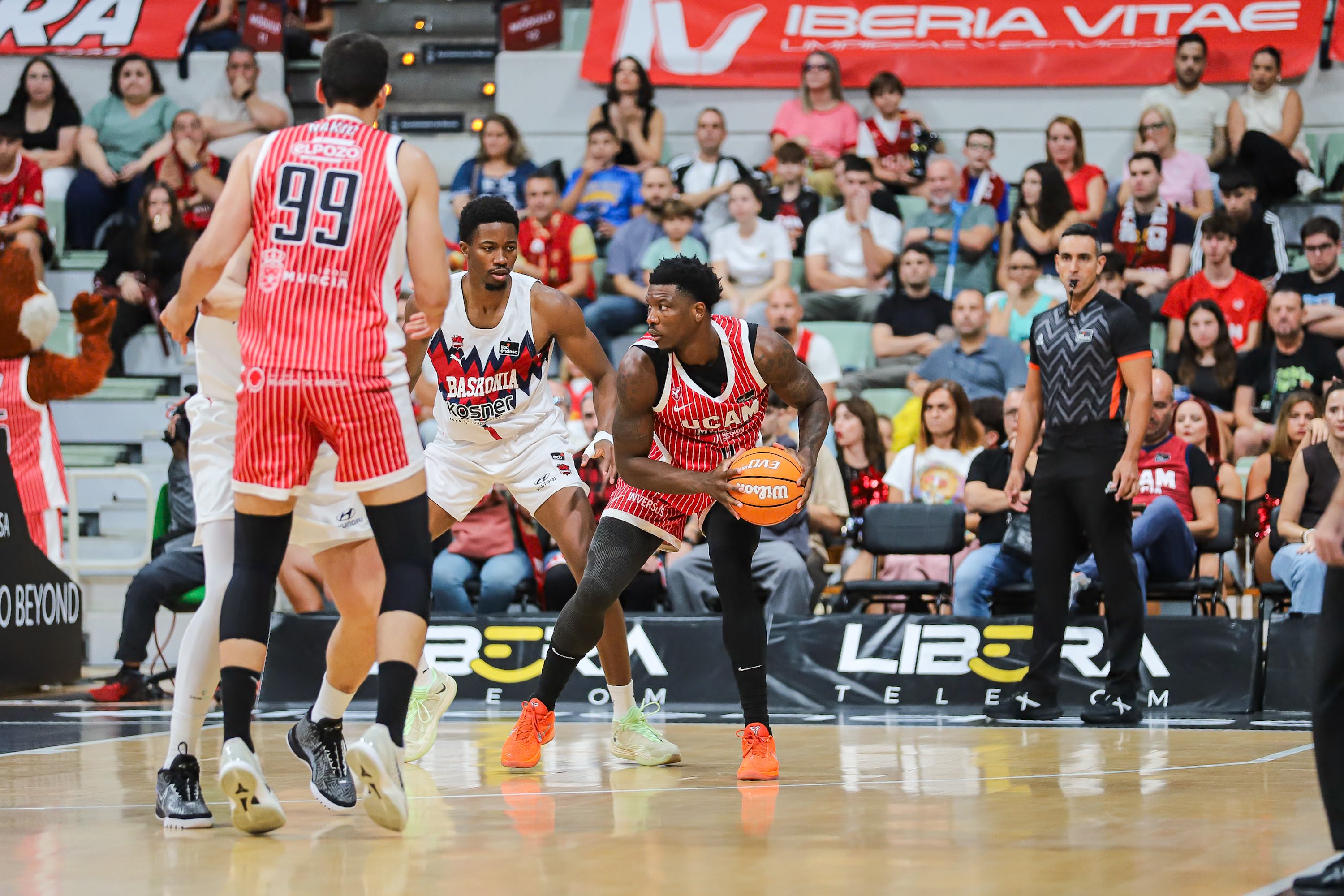 El UCAM Murcia se recompone en casa y vence al Baskonia, en imágenes