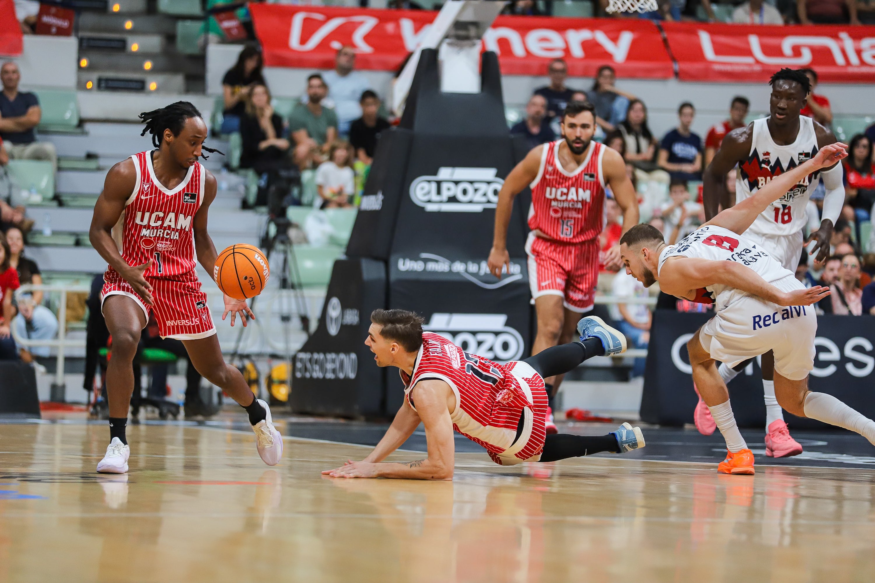 El UCAM Murcia se recompone en casa y vence al Baskonia, en imágenes