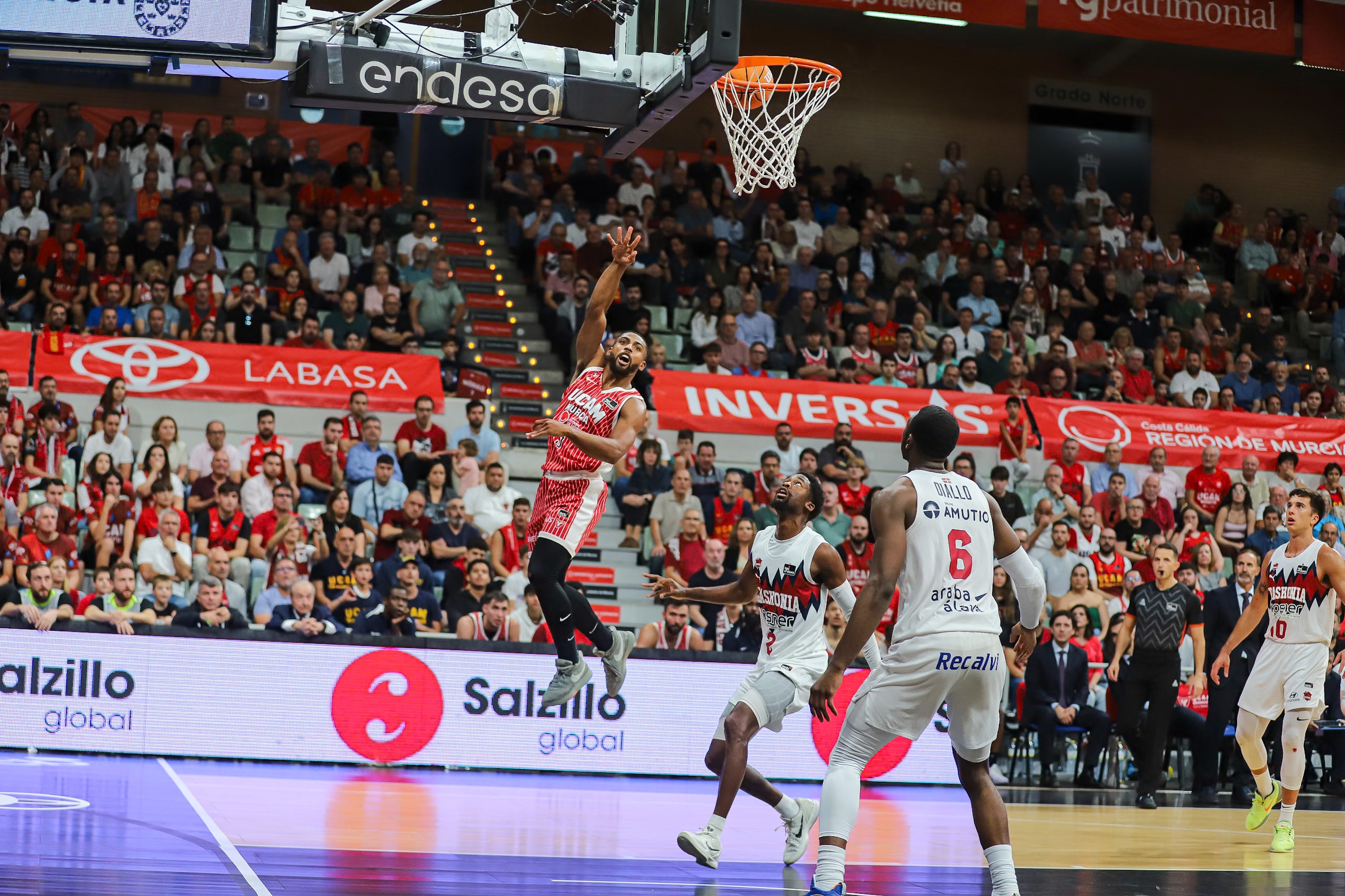 El UCAM Murcia se recompone en casa y vence al Baskonia, en imágenes