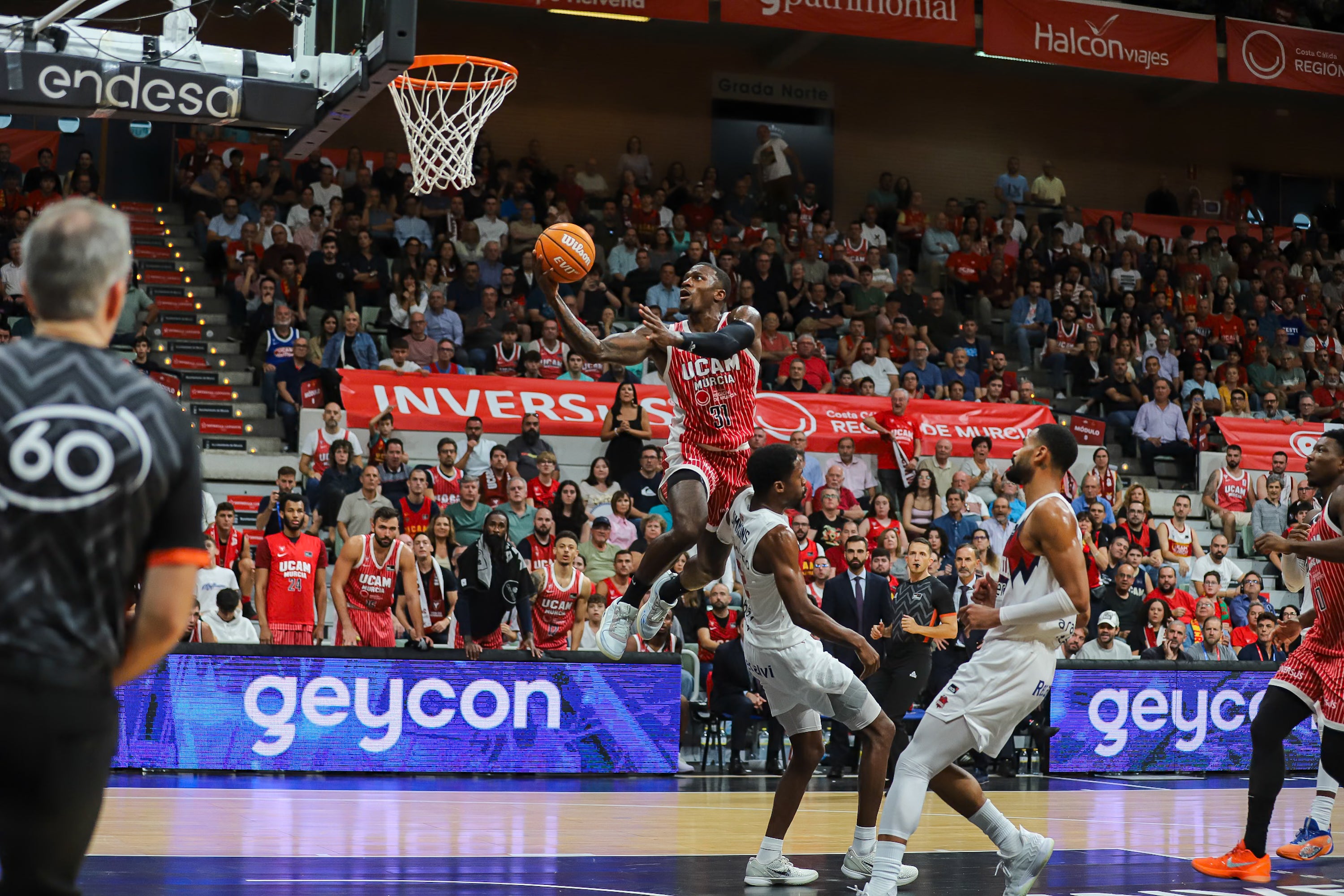 El UCAM Murcia se recompone en casa y vence al Baskonia, en imágenes