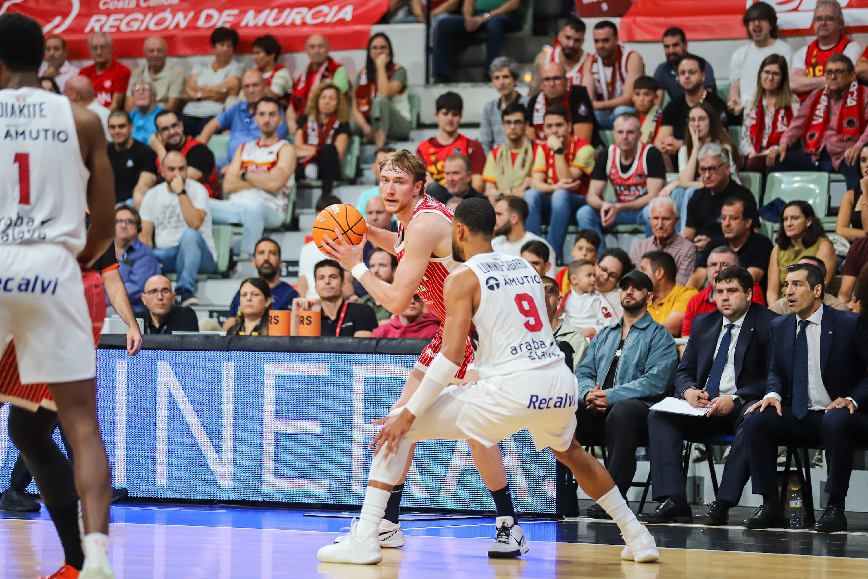 El UCAM Murcia se recompone en casa y vence al Baskonia, en imágenes