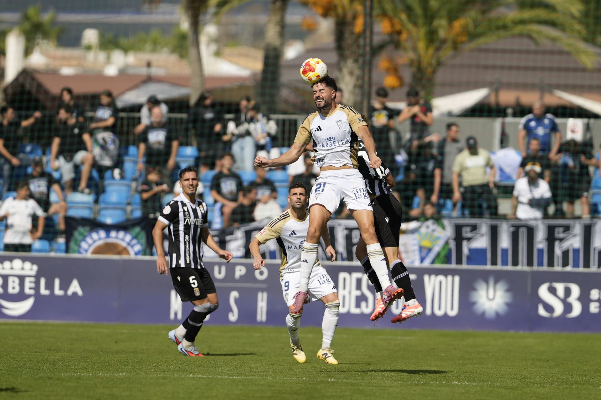 El Cartagena cambia su imagen fuera de casa, pero sigue sin ganar, en imágenes