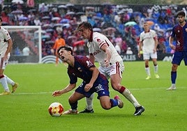 Pedro Benito haciendo una falta al rival.