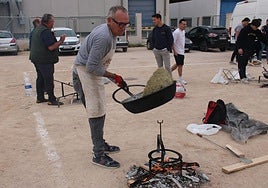 Un participante durante la elaboración de las gachasmigas.