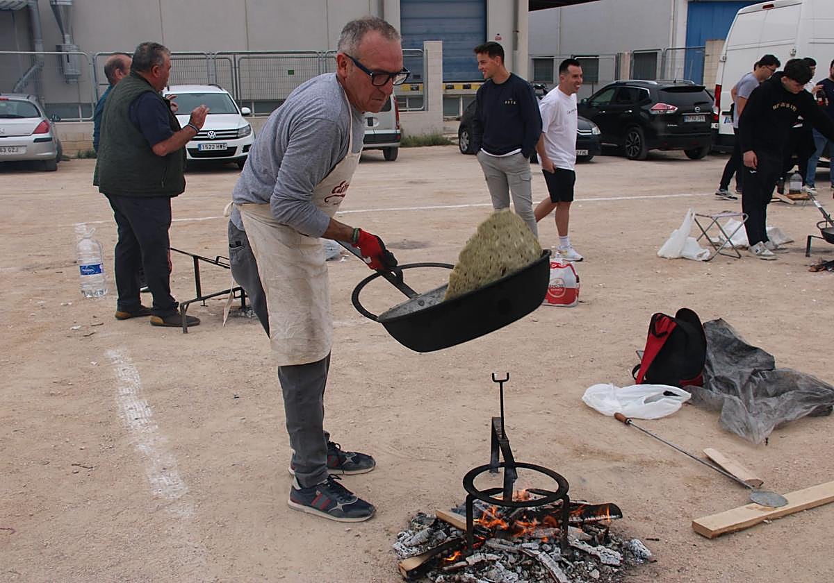 Un participante durante la elaboración de las gachasmigas.