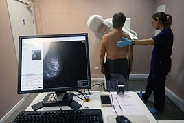 Una mujer se somete a una mamografía en una imagen de archivo.