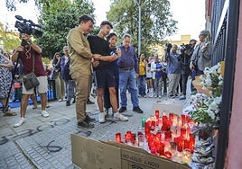 La familia de Sandra Peña durante una concentración junto al colegio de Sevilla.