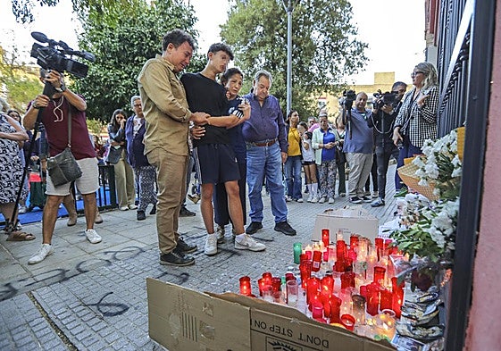 La familia de Sandra Peña durante una concentración junto al colegio de Sevilla.