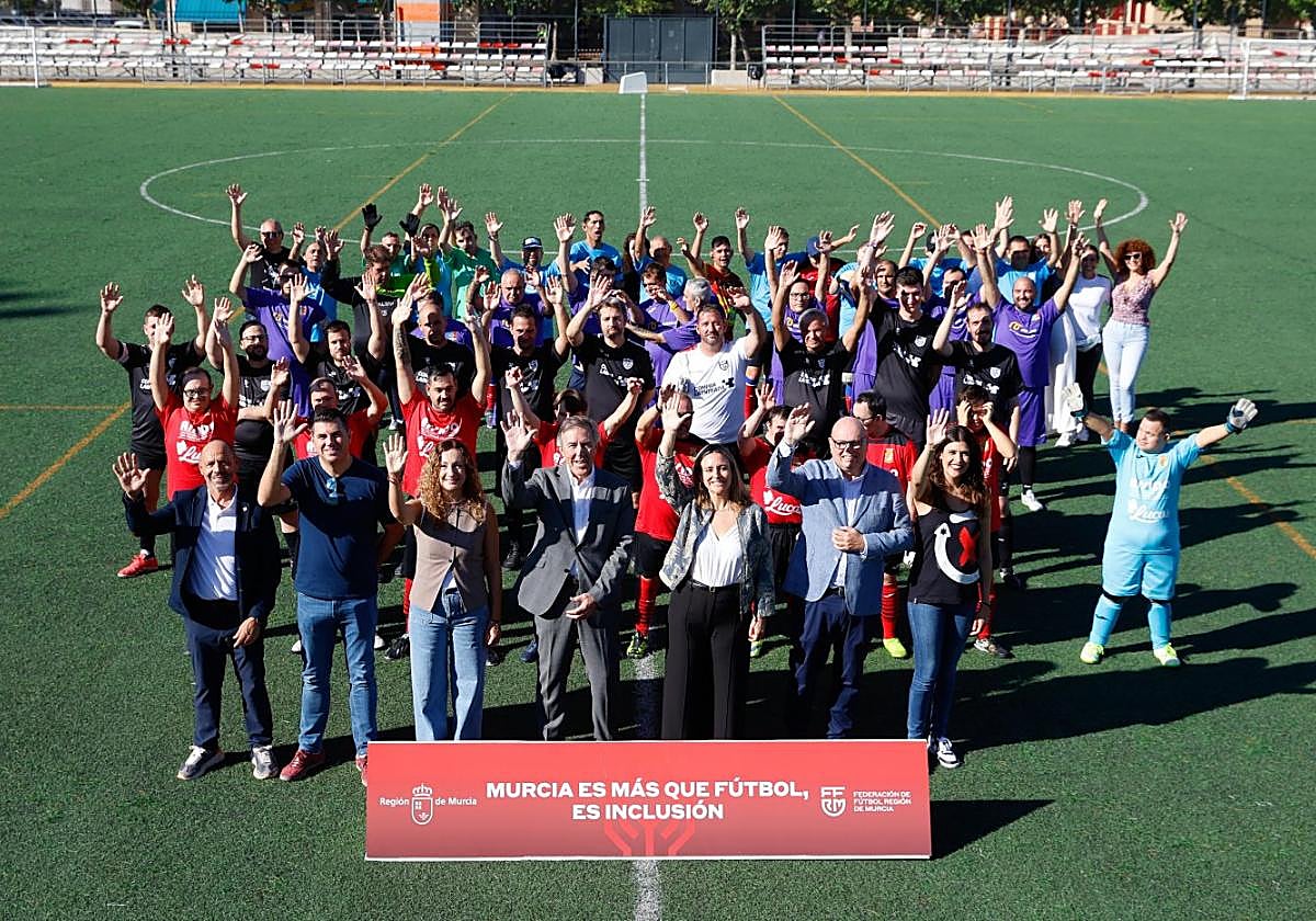 En el Barnés. Foto de familia tras la firma del convenio entre la FFRM y la Consejería de Política Social.