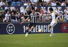 Ortuño encarando a Escassi en una jugada del segundo tiempo.