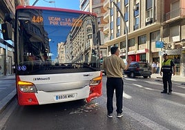 Estado del autobús tras el choque.