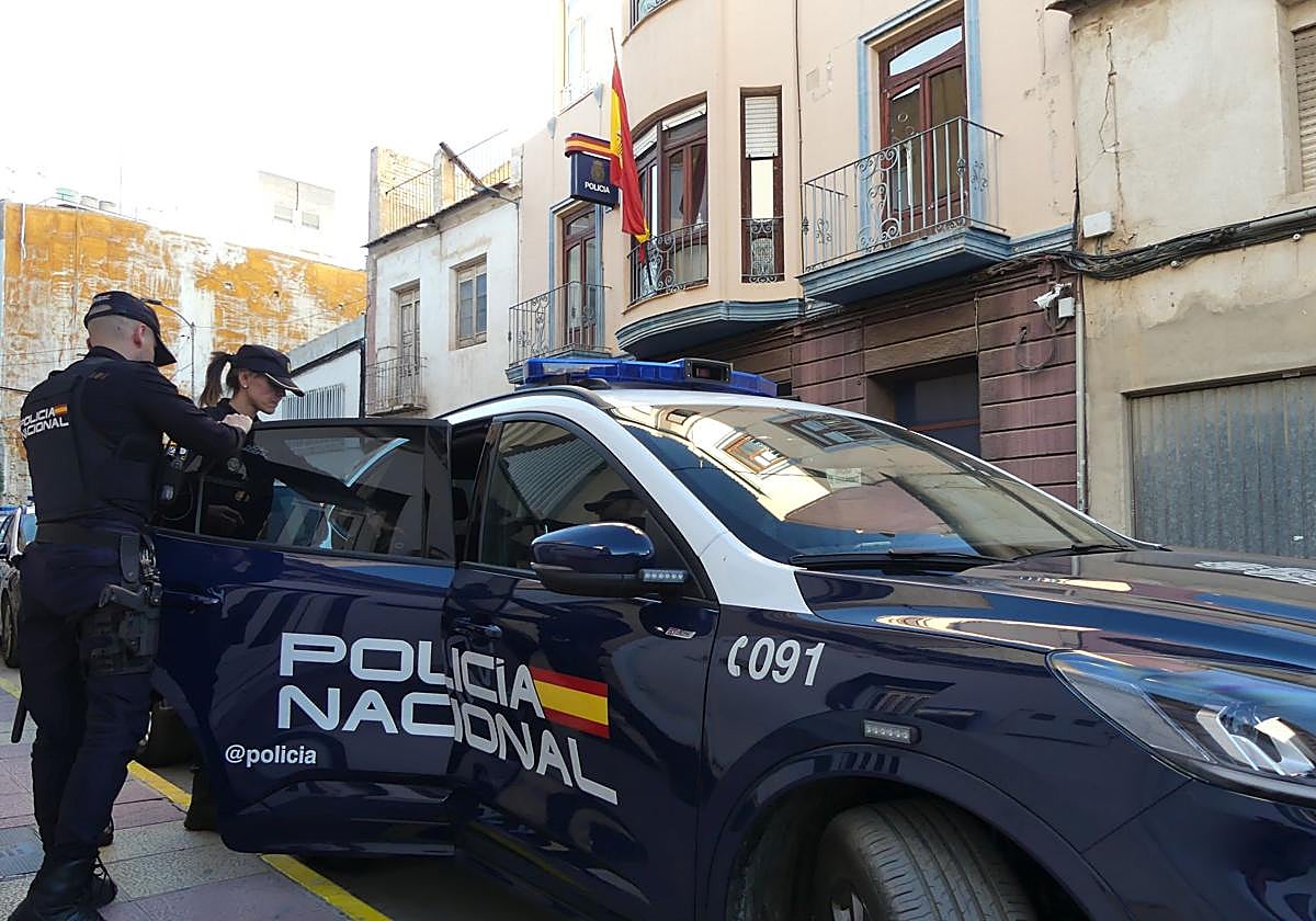 Policías a las puertas de la comisaría de Alcantarilla.