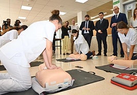 Alumnos realizando prácticas, este lunes, durante una visita al Instituto Mar Menor de San Javier