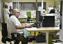 Un técnico sanitario superior realiza su trabajo en el Centro regional de Bioquímica y Genética Clínica.