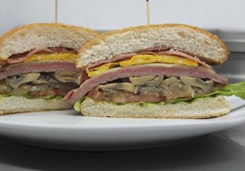 Sándwich de pollo con tortilla y champiñones