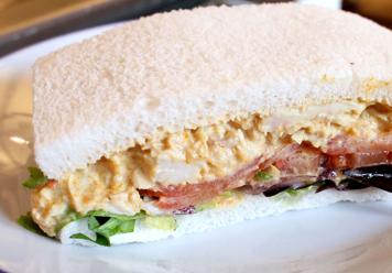 Sándwich de pollo al curry