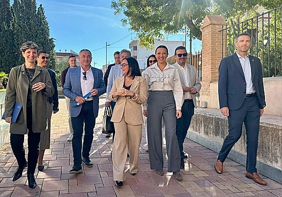 La consejera Carmen Conesa junto a los alcaldes y alcaldesas en los exteriores de la capilla de la Virgen de las Angustias de Yecla