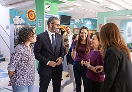 El delegado del Gobierno, junto a la directora del IES San Isidoro y el equipo del punto violeta.