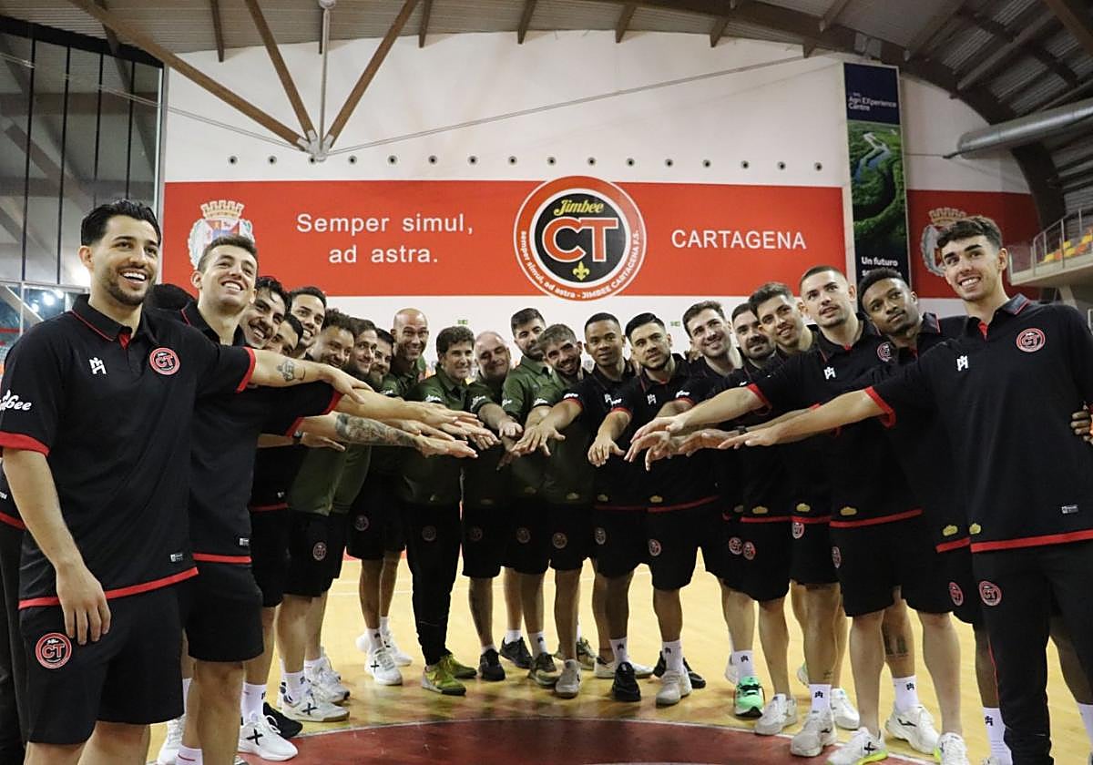 La plantilla del Jimbee Cartagena posando ayer durante el 'media day' en el Palacio de Deportes.