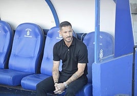 Álvaro Cejudo, en el banquillo del Puente Genil.