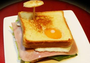 Sándwich de jamón y queso con huevo frito