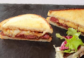 Sándwich de rosbif y cebolla caramelizada