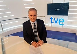 Manuel Segura Verdú en los estudios del centro territorial de RTVE en la Región de Murcia.