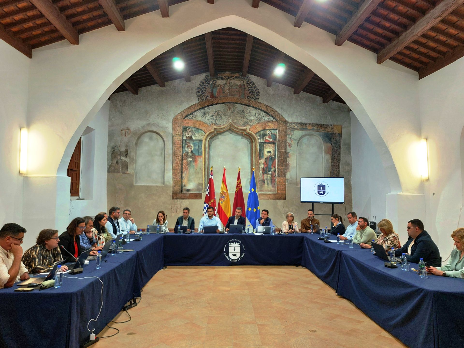 La sesión plenaria de octubre se celebró en la antigua ermita de San Sebastián por estar el Ayuntamiento en obras.