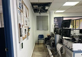 Parte del techo desprendida en la sala de operadores del 112 de San Javier.