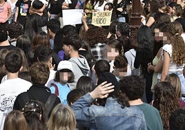 La concentración de alumnos y familiares, este martes, frente al Ayuntamiento de Murcia.
