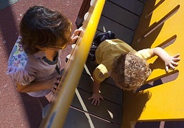 Una madre soltera juega con su hijo en un parte.