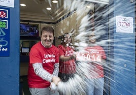 Los dueños de una administración celebrando haber repartido el segundo premio de la Lotería de Navidad.