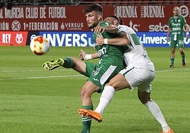 Fernández brega con Pétrot para bajar un balón.