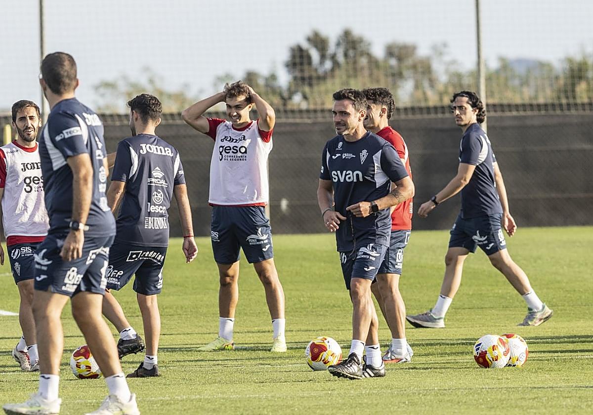 Adrián Colunga, el tercero por la derecha, junto a parte de la plantilla del Real Murcia, en el entrenamiento del equipo grana de la tarde de ayer en el Pinatar Arena.