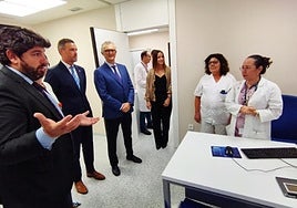Miras, el alcalde y el consejero, durante su visita al hospital.