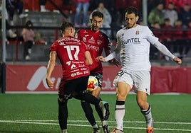 Chuca, titular ayer por vez primera, intenta dejar atrás a dos rivales, anoche en Puente Genil.